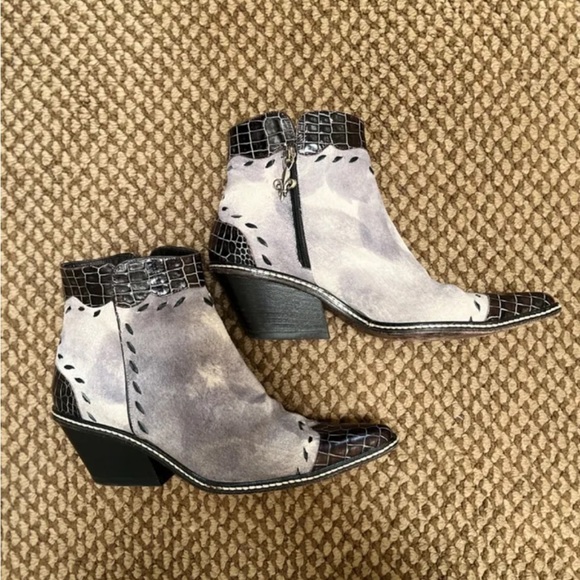 Donald J Pliner Boots - Picture 2 of 6